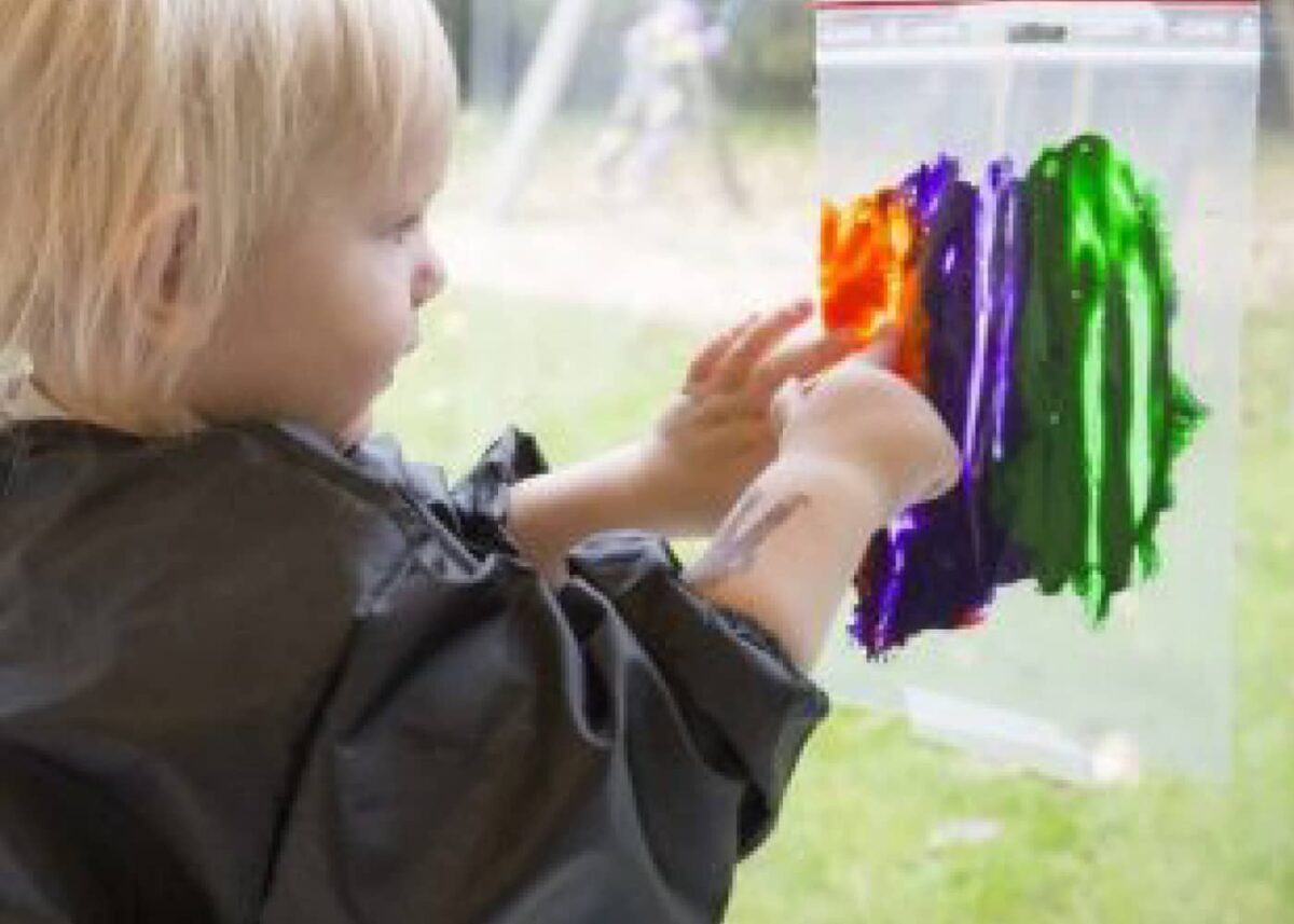 Occuper les enfants avec la peinture windowcolor pour décorer les vitres sans risques