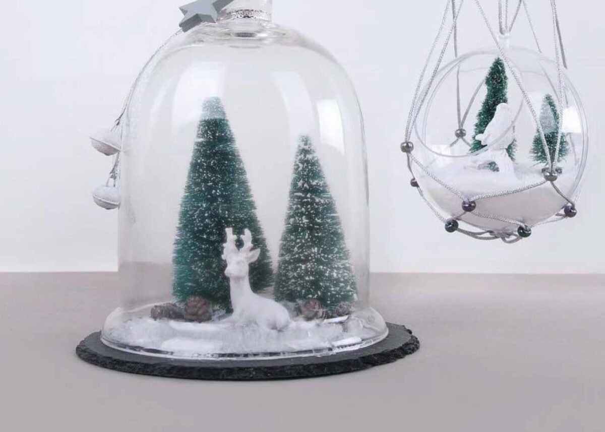 Déco Noël féerique : boule en verre, neige, cerf en bois...