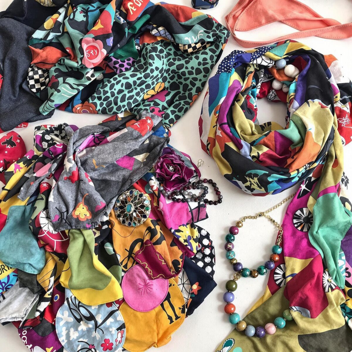 Comment transformer un vieux vêtement en accessoire tendance ?