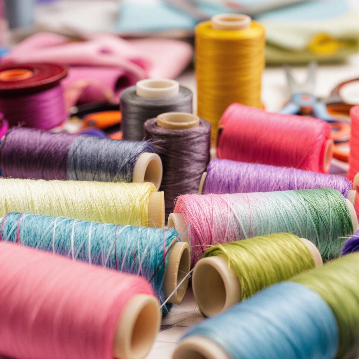 Comment choisir un fil à coudre selon la matière et l'usage