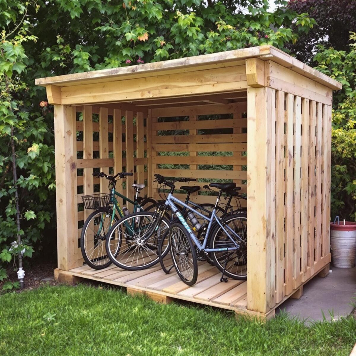 Réalisez un garage à vélo upcyclé en bois avec une palette