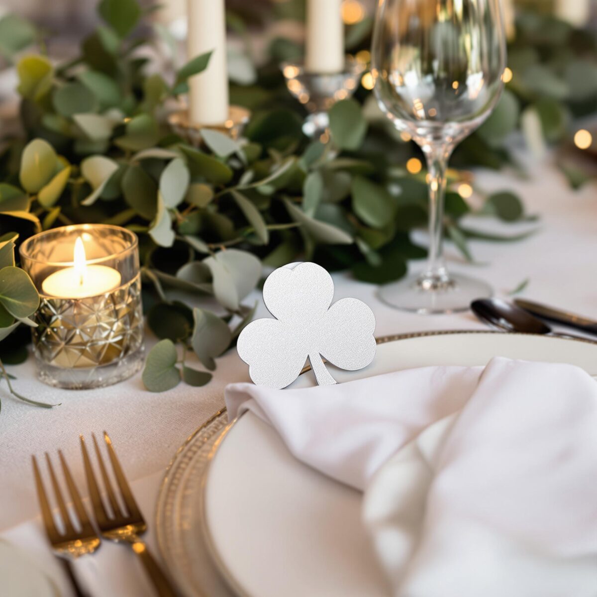 Découvrez le marque-place DIY en forme de trèfle en aluminium