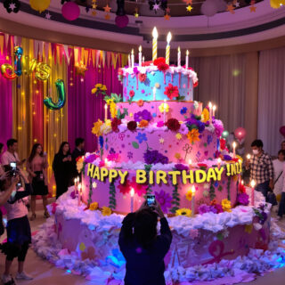 Fabriquez un gâteau d'anniversaire géant en papier peint coloré